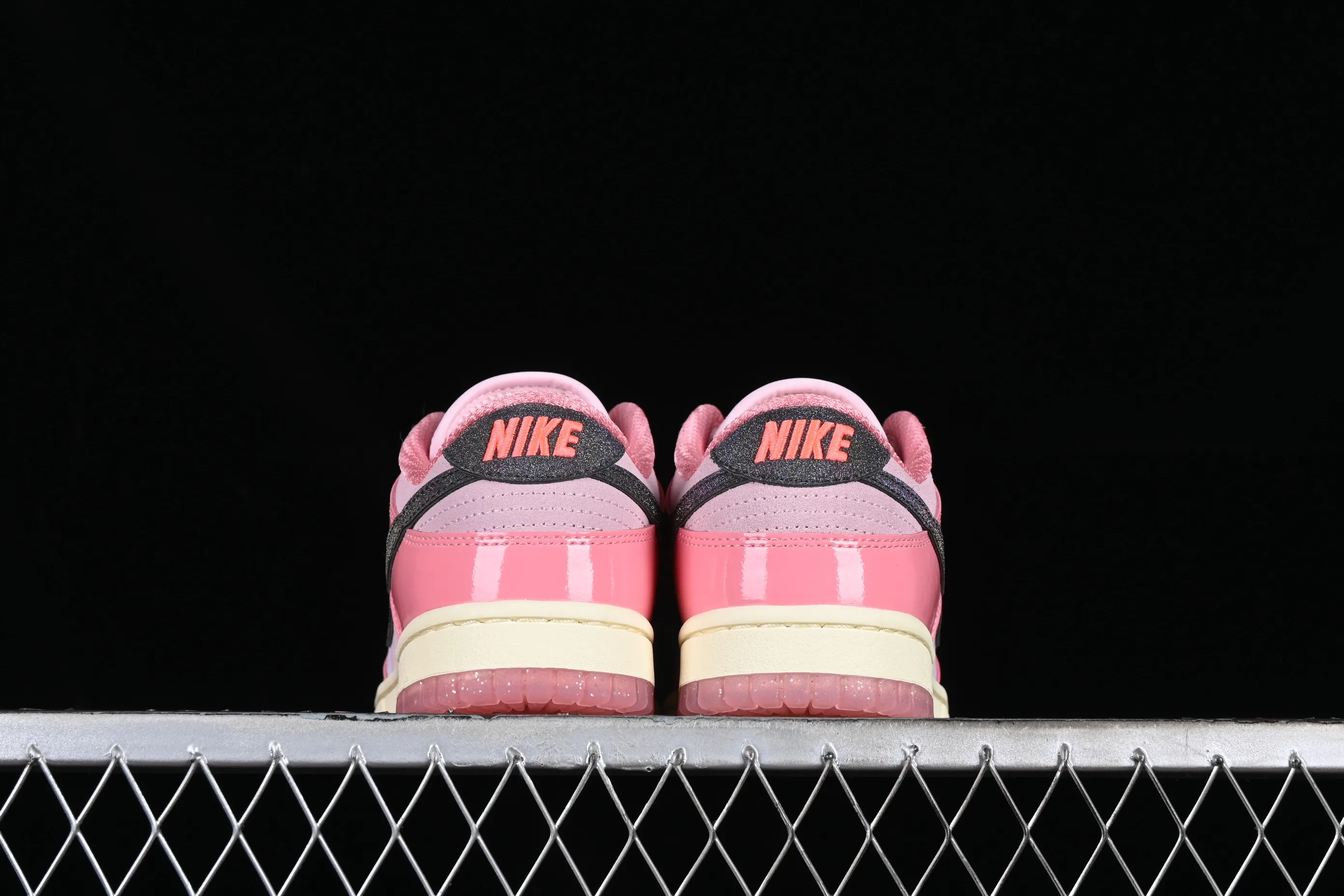 All categories Nk SB Dunk series Nk SB Dunk Low low-top sneakers M version pure original Nk Dunk Low "Barbie" Barbie SB low-top sports and leisure sneakers FN8927-621